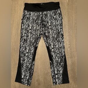 NIKE BLACK AND WHITE CROPPED LEGGINGS - Size Small SKU:171